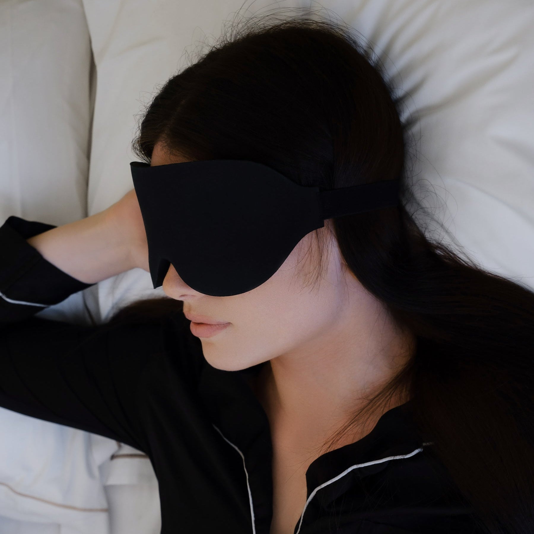 Sort Norzen sovemaske som følger ansiktets form og skjermer øynene for lys under søvn